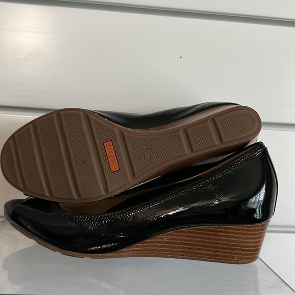 Cole Haan black patent wedge heels, size 8 - Picture 3 of 3